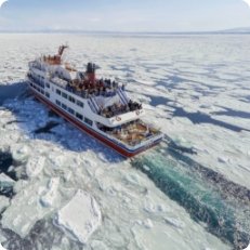 流氷を割って進む砕氷船おーろらを上空から見た船体