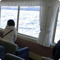 流氷を割って進む砕氷船おーろらを上空から見た船体