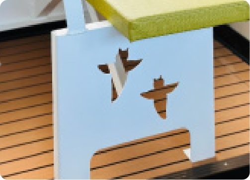 座席の背もたれにあしらわれた鳥の装飾