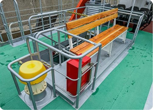 木製ベンチと救命設備が置かれた後部デッキ